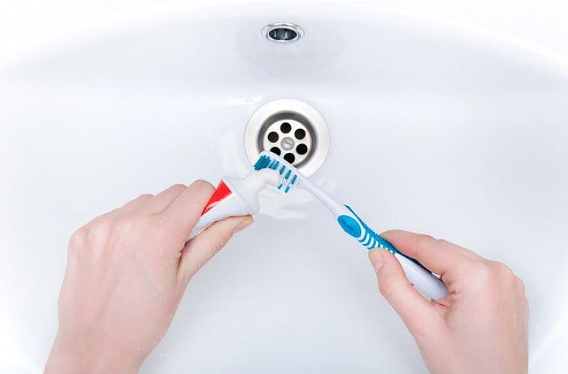 Een badkamerspiegel ontwasemen Gebruik een beetje tandpasta op een vochtige doek om spiegels schoon te vegen