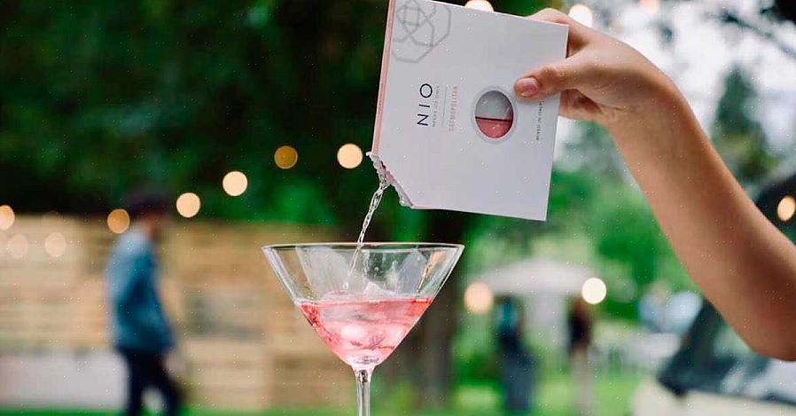 Martini-glazen helpen wijnglasbedels gasten om de glazen bij te houden terwijl ze rond uw feest frezen