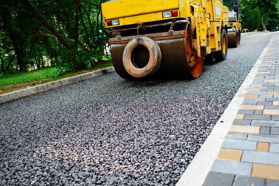 Net als beton moet asfaltverharding vaak opnieuw worden afgedicht om lang mee te gaan