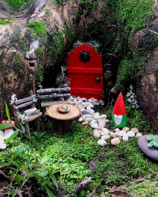 Naast miniatuur terrasmeubilair vormt een klein latwerk een aanvulling op de sprookjesachtige tuin