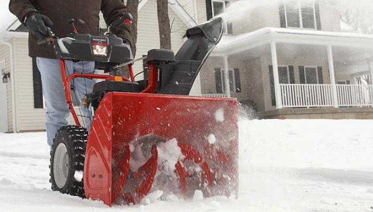 Tijdens het scheppen kunt u gemakkelijk sneeuw verwijderen rond auto's die op uw oprit geparkeerd staan
