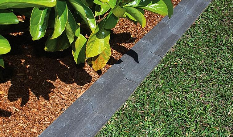 Een maaistrook is een smalle rij straatstenen (of ander materiaal) die een plantbed van een gazon scheidt
