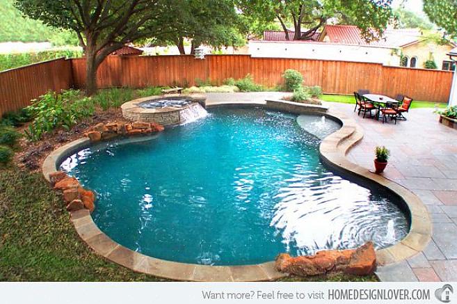 Een zwembad met vrije vorm is ontworpen in een naturalistische of onregelmatige stijl