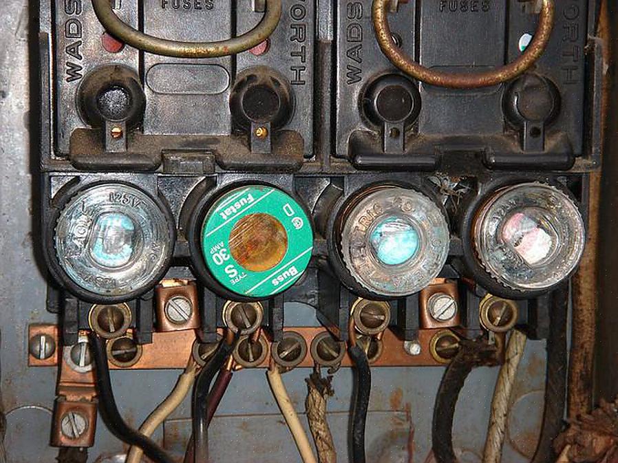 Een zekering van 20 ampère past bijvoorbeeld niet in een Edison-zekeringhouder met een adaptervoet van 15