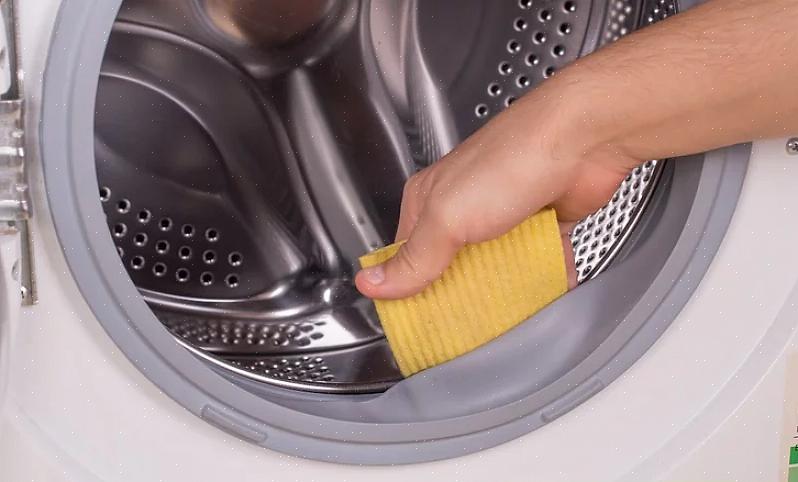 Veeg de buitenkant van uw wasmachine schoon met azijn of uw favoriete allesreiniger