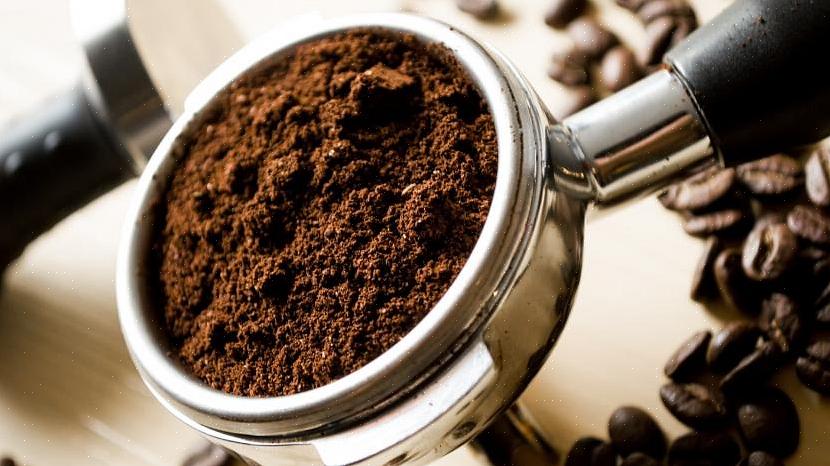 Voeg koffiedik toe aan de aarde (tot een 50/50 mix!) Om zuurminnende planten een boost te geven